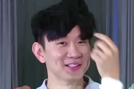 林俊杰不能触碰的刘海梗名场面：撩起刘海亲妈都不认识，形象重要