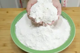 小秋用4斤糯米面做1锅红豆切糕，吃不完冻起来，存两月不是问题