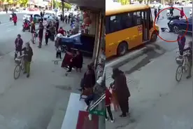 监拍：天门一轿车驶出中学门口时车速太快撞倒多人 疑有学生死亡视频封面