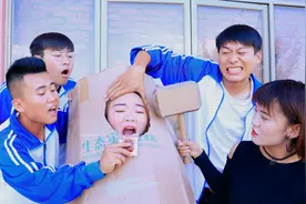 搞笑剧：真人打地鼠游戏，学渣靠辣条成功引出地鼠，这地鼠真贪吃视频封面