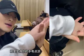 女孩上课强行牵男神手，把男孩害羞到钻进衣服：哥哥你手好香啊视频封面