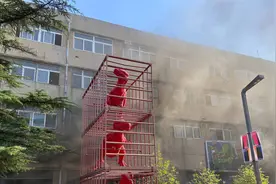 突发！北京798艺术区发生火灾 现场有较大浓烟 所幸无人伤亡