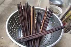 筷子还在用清水洗？一个简单方法，筷子干净还杀菌，看看