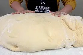 惊人的巨型扭曲甜甜圈制作过程，韩国街头小吃，韩国美食视频封面