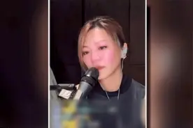 香港娱乐：康子妮首度承认与林晓峰离婚，当晚直播唱歌，边唱边哭