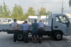 双排小货车真的比单排实用吗？大叔做出明智选择，现在看到还不晚