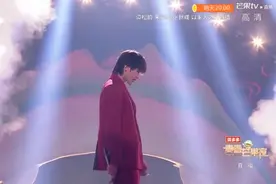 《YOUNG》舞台燃炸！蔡徐坤一身红衣引爆全场，现场ikun完美应援