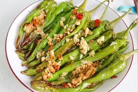 辣椒放入空气炸锅，烤一烤，蒜香浓郁，微辣下饭，很好吃