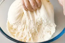 今天才知道，发面只用酵母粉是大错，教你一招，10分钟发满一大盆