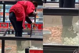 苏州一超市员工为贴标签，脚踩无包装冷冻货品，涉事大润发回应！视频封面