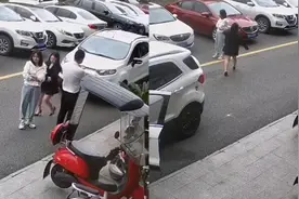 女司机遇情侣吵架挡车前，按喇叭无果下车神操作看懵网友：讲究人视频封面