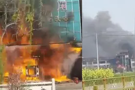 江苏泰州一洗浴中心突发火灾：大火吞噬店面，黑烟滚滚弥漫天空