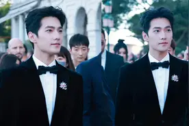 给意大利人一点中国帅哥的震撼！杨洋被外国记者跟拍，气质超出众视频封面