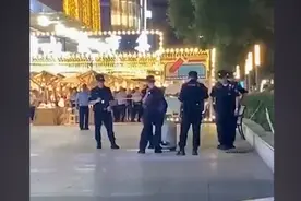 四川绵阳闹市区突现两个不明行李箱，民警急排查视频封面