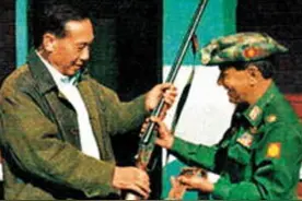 1996年，一代毒枭坤沙缴枪投降，这一幕被拍下！视频封面