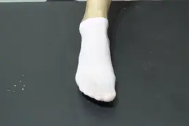 破旧冰袖一剪一缝，做成袜子，舒适省钱还实用视频封面