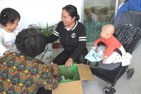 老妈给远嫁贵阳的女儿寄了些特产，没想到女儿却寄来了贵重物品视频封面