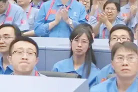 “胖五”发射成功瞬间 指挥大厅里这位小姐姐笑着笑着就哭了
