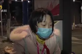 看哭！姐姐街头卖红薯救白血病妹妹，网友隔空献爱心，外卖装满车视频封面