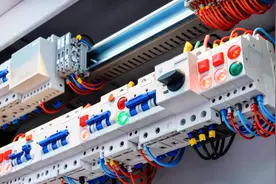 照明电路用空气开关好还是漏电保护器好？电工新手经常都会选错视频封面