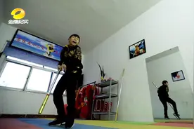 绣花针变金箍棒！小男孩要成为美猴王，家里表演用的道具还真不少