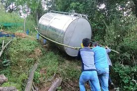 不用高科技，泉水自流到家，见识农村土法引水，人类智慧太伟大了