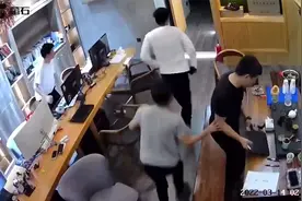 广东惠州深夜发生4.1级地震，未入睡市民拿起电脑、手机夺门而出视频封面