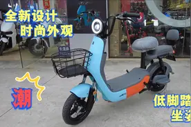 爱玛小熊电动车小电池跑更远，适合女生约会逛街走到哪里都是焦点视频封面