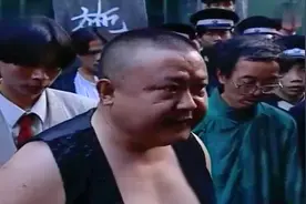 傻儿司令：樊傻儿便装视察难民赈灾粮，三万斤米就煮成这些光汤汤