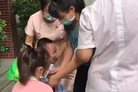 开学首日女幼师公主抱送哭闹男孩进教室：家长心软是错误的指引视频封面