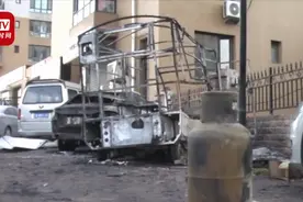 危险！沈阳一小食摊车液化气罐爆炸引发大火 多车受殃及受损严重