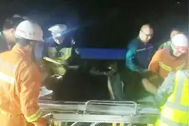 河南新乡：高速路凌晨发生车祸 千辆汽车宁堵车也要让出生命通道