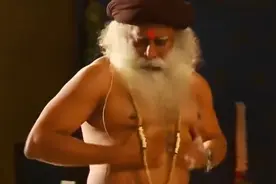 卧槽无情！奇男子居然喝蛇毒上瘾，把蛇都吸扁了！