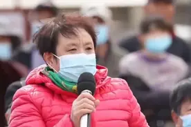 大妈不满道，我在自家小院搭棚子，凭什么算我违建丨向前一步