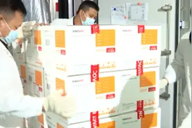 探访广东省最大的疫苗储存点：全天候“钢铁运输线”视频封面