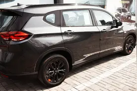 最便宜的合资7座车！降至8.99万，比国产还便宜，油耗才8.7L！视频封面