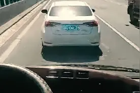 小车恶意别车逼停大巴，大巴避让不及引发事故，小车司机已被捕视频封面