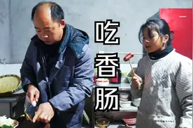 阿英家煮几节香肠给孩子们解馋，麻辣过瘾，入口鲜香，太好吃了！