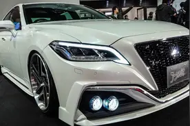 总算没白等！15代皇冠终于来了，或35-45万起售，搭3.5L带混动视频封面