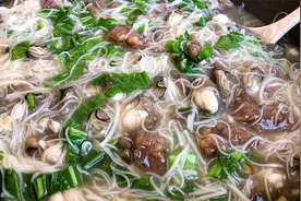 闽南人都爱吃的面线糊，教你接地气家常做法，鲜甜爽滑，百吃不厌