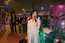 一首《难忘的初恋情人》收了十几个红包，原来街头唱歌也能挣钱视频封面