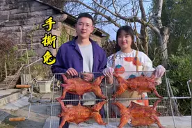 手撕兔还是烤的好吃，用炭火烤得金黄油润，拌上红油辣子吃到爽！