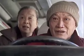 盘点：老人组团旅游，遇司机强买强卖，七十岁大爷直接开走大巴车视频封面