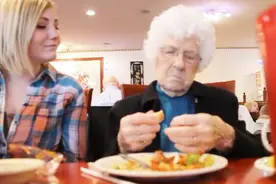 99岁奶奶得知孙女怀孕后的反应好可爱，最后令人感动落泪视频封面