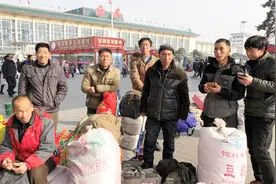 河南安阳大哥：过年在西安工地干木工，管吃管住听听一天挣多钱视频封面