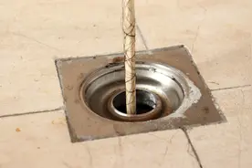 卫生间下水道里很多头发丝，一个简单方法，堵住的头发丝都除尽视频封面