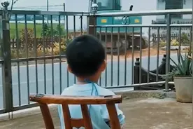 儿子看到挖掘机工作眼睛放光，妈妈给他搬来椅子看1天：全国统一视频封面