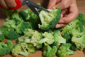 炒西兰花，切记不焯水或直接下锅炒，今天教你正确做法，脆嫩爽口