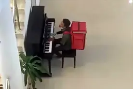快递小哥再现隐藏技能：等顾客时弹钢琴打发时间 琴声十分悦耳视频封面