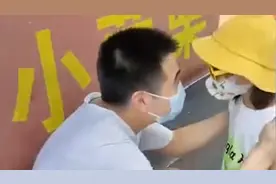 妈妈带女儿跨省看爸爸,站店门口却没被认出,1分钟后爸爸反应乐坏视频封面
